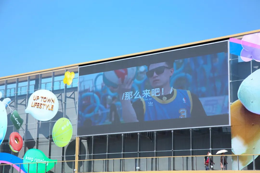 首開LONG街閃耀炎夏京北 · 小鳥科技加持視聽盛宴 首開LONG街閃耀炎夏京北 · 小鳥科技加持視聽盛宴